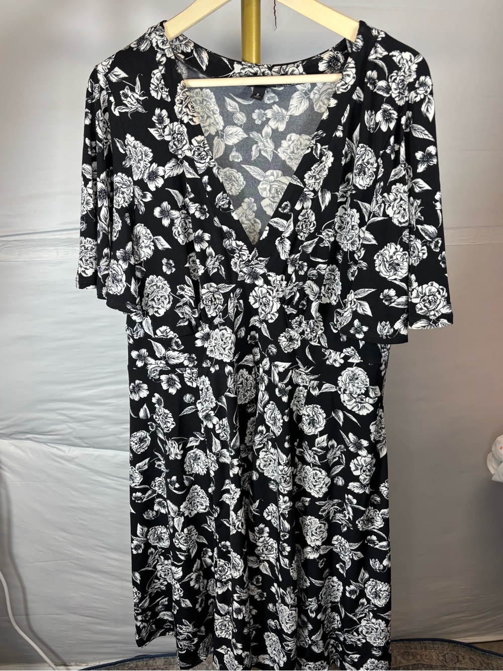 Torrid V-neck rose floral print A-line dress in black and white size 2